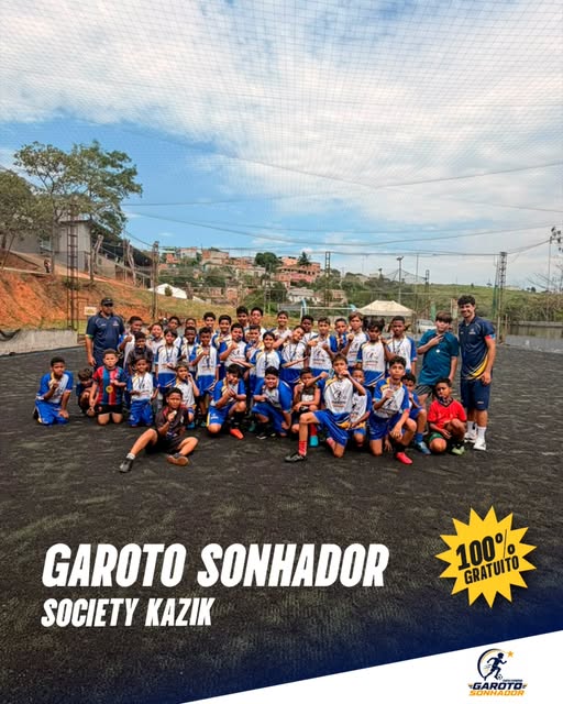 Turma de futebol do Garoto Sonhador no Society Kazik